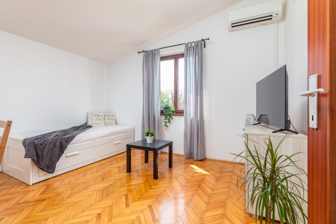 Apartment Tesic Close To The Sea With Shared 4Xbicycles Fažana Екстериор снимка