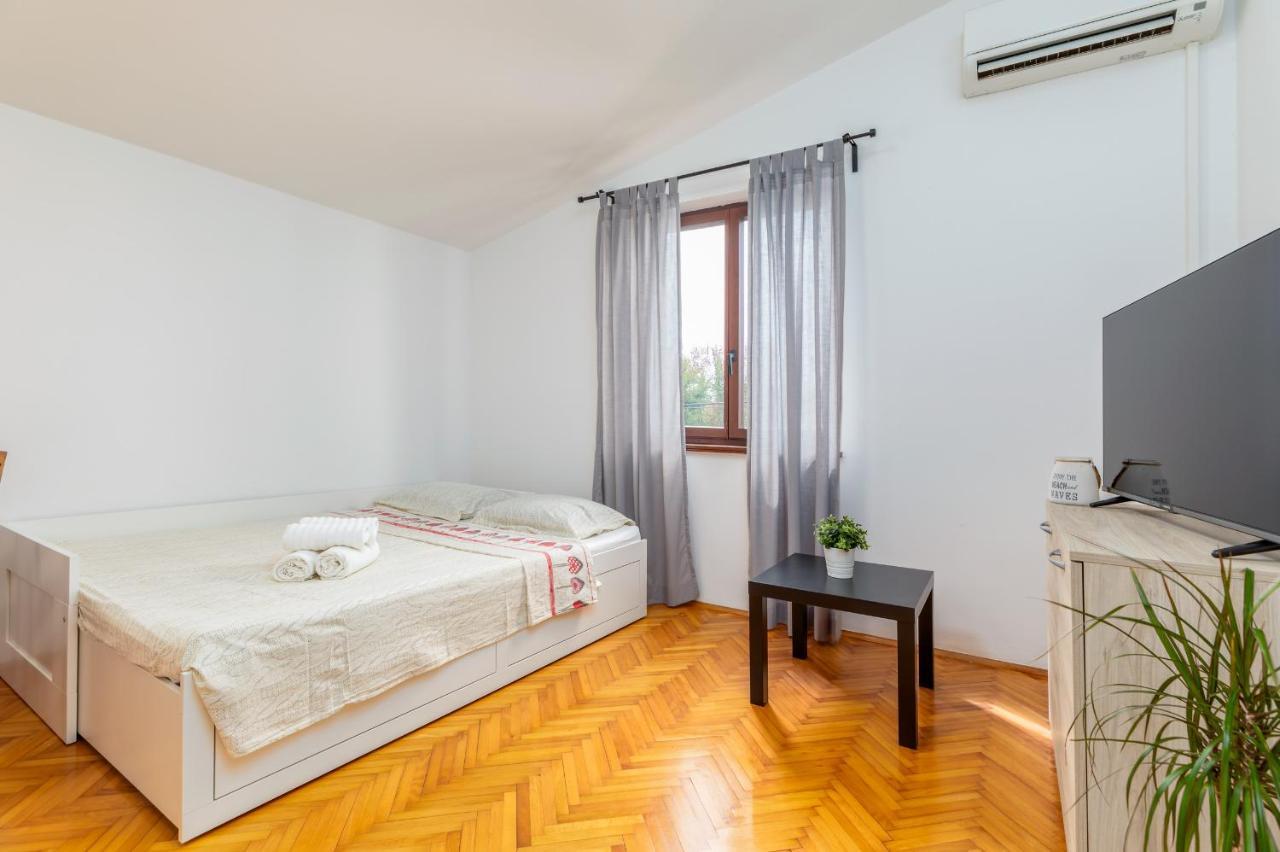 Apartment Tesic Close To The Sea With Shared 4Xbicycles Fažana Екстериор снимка