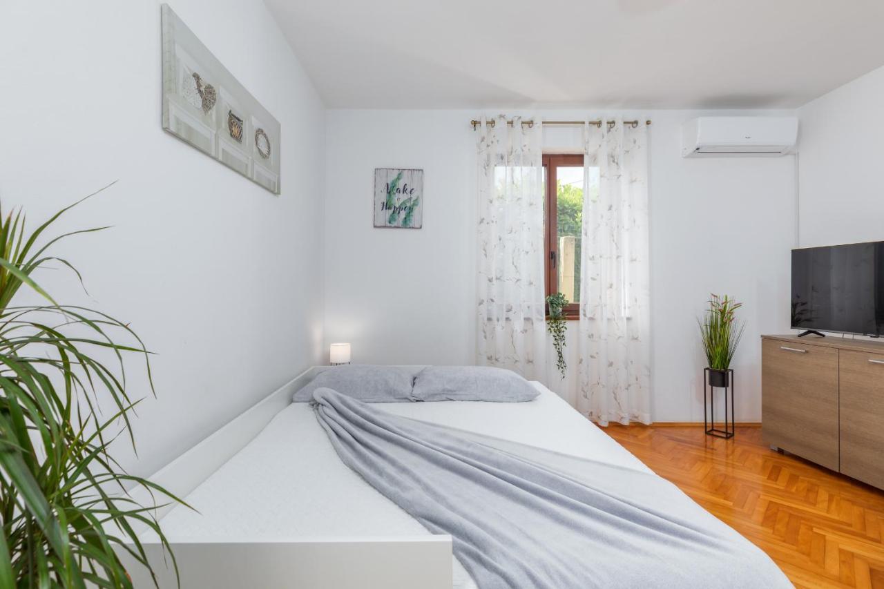 Apartment Tesic Close To The Sea With Shared 4Xbicycles Fažana Екстериор снимка